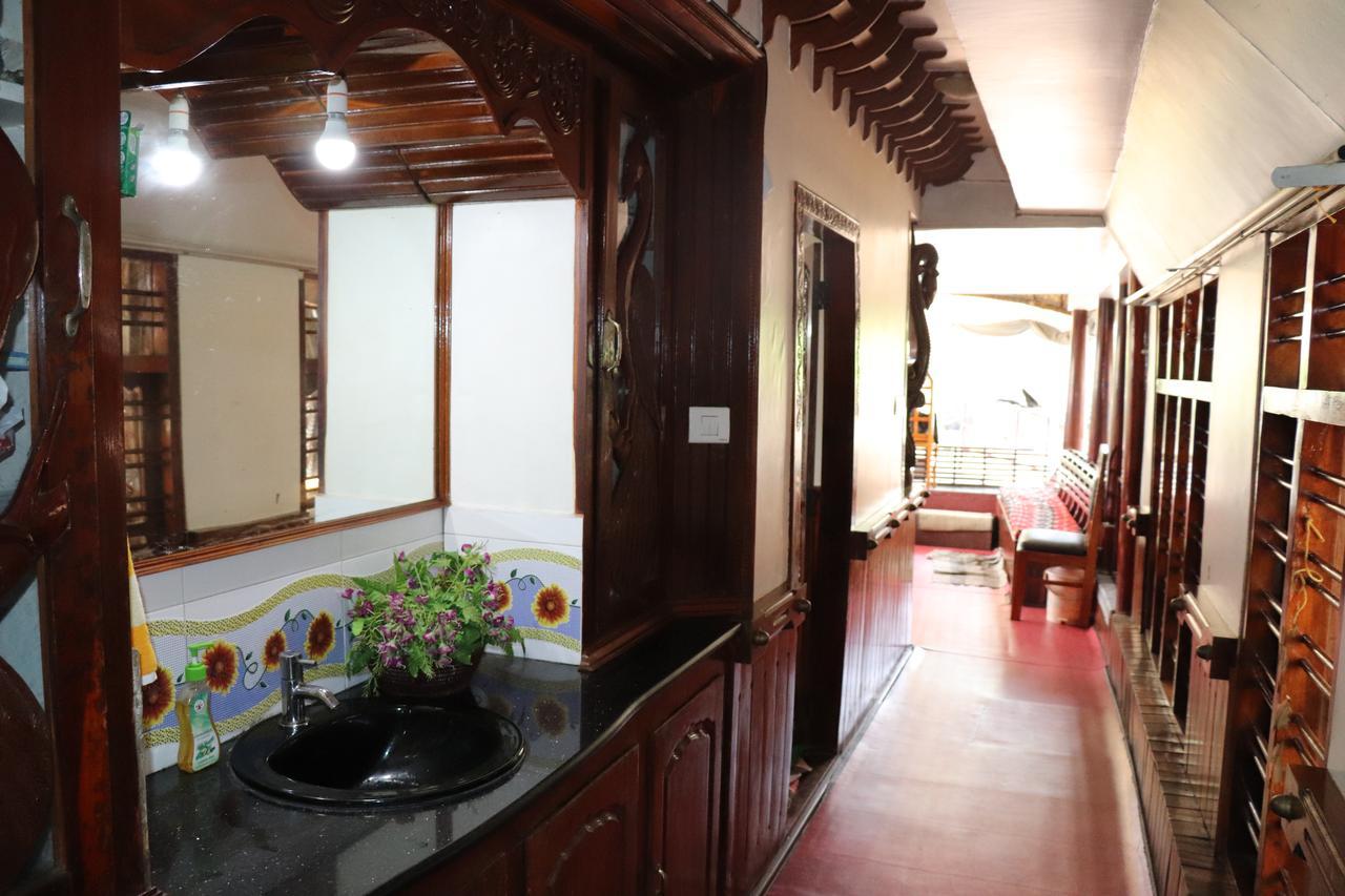 Friends Cruise, Nightstay Houseboat Alappuzha Eksteriør billede