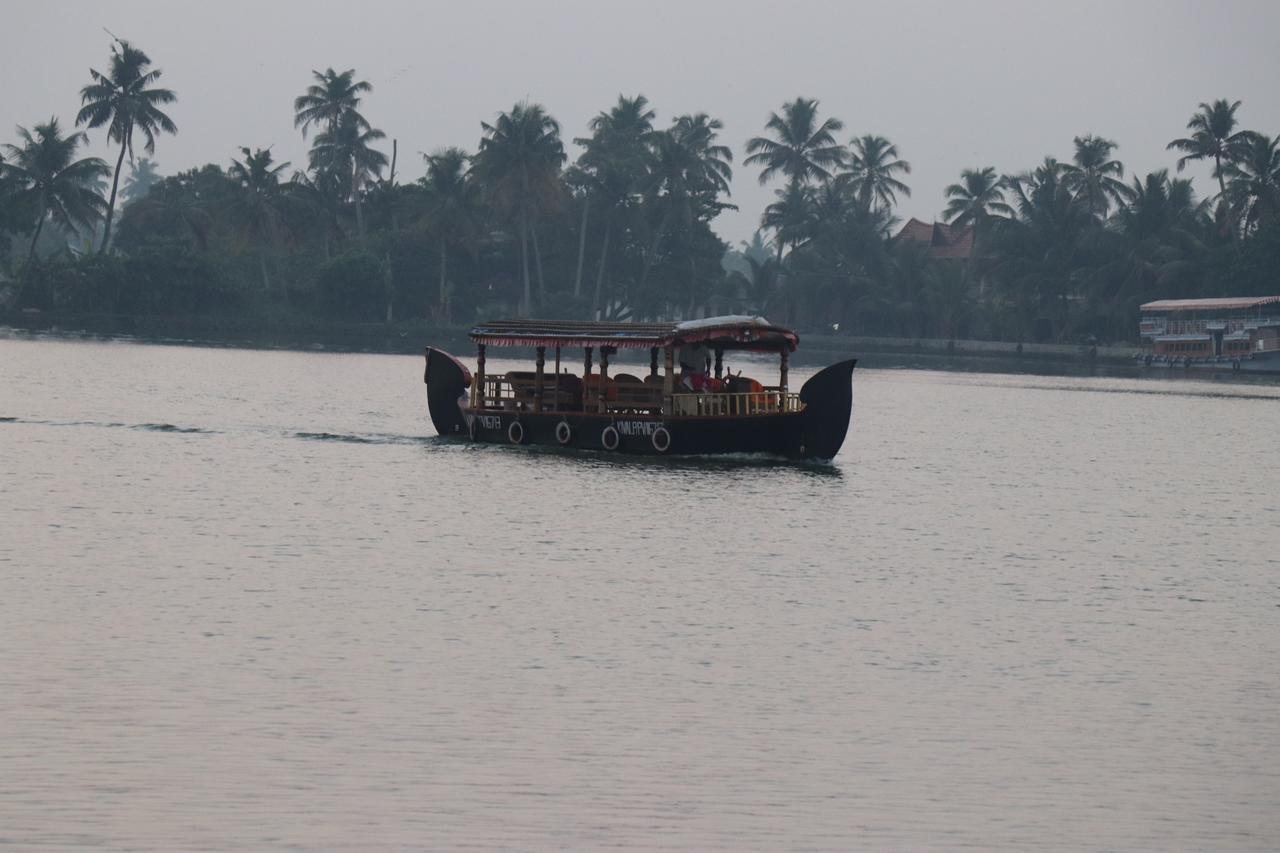 Friends Cruise, Nightstay Houseboat Alappuzha Eksteriør billede